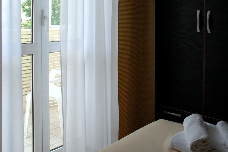 标准单人间, Arno