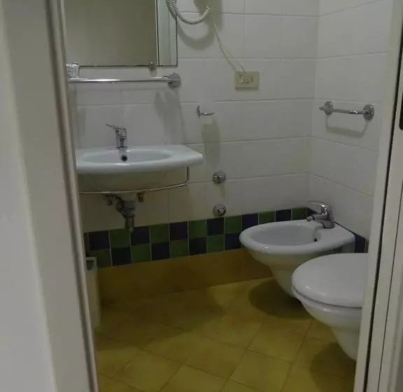 Economy Quadruple Room, Emperador