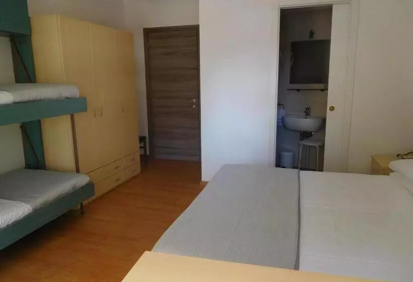 Economy Quadruple Room, Emperador