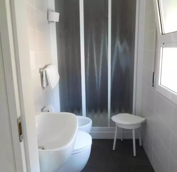 Economy Quadruple Room, Emperador
