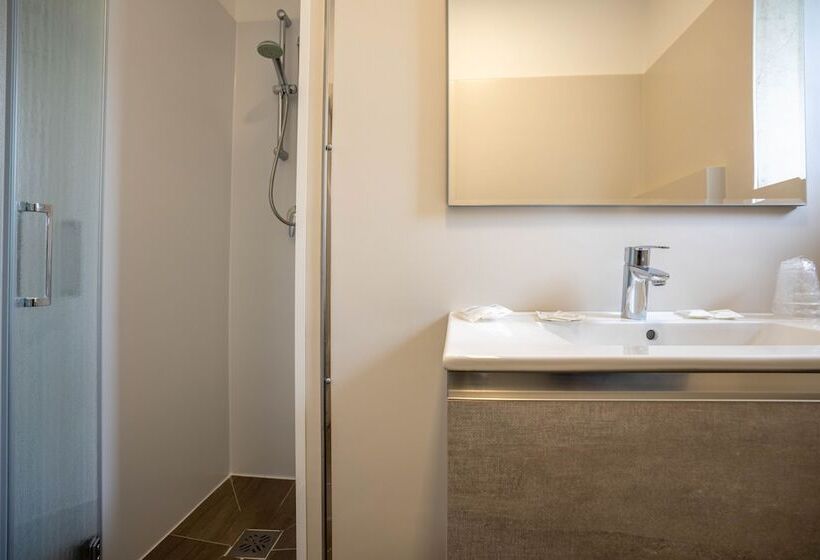 غرفة قياسية ثلاثية, Germania