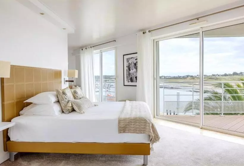 オーシャンビューのスーペリアトリプルルーム, Hôtel La Marine