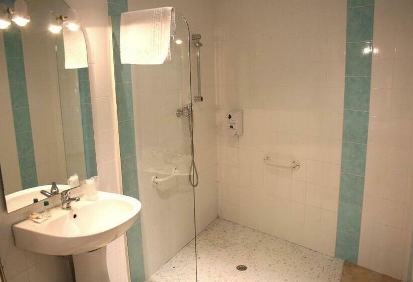 חדר משפחתי, Hôtel Restaurant Caribou