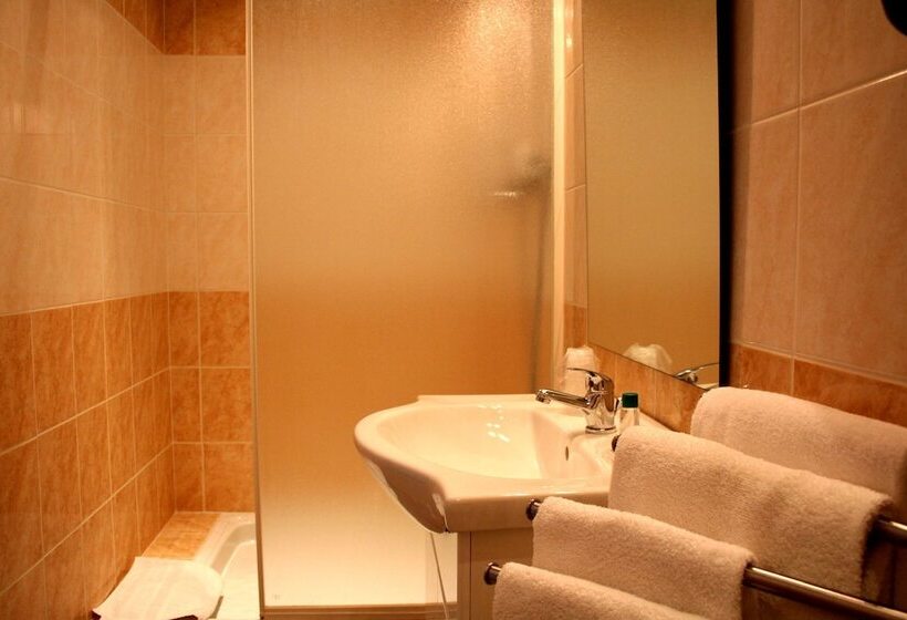 Номер Стандарт Трехместный, Hôtel Restaurant Caribou