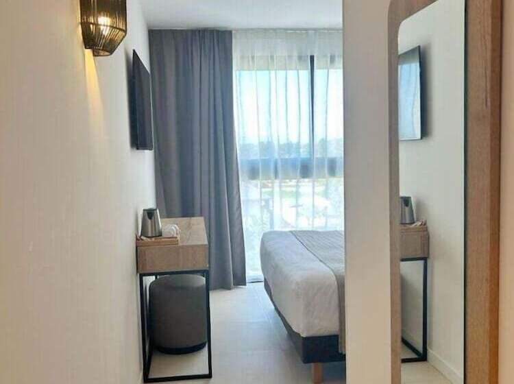 Номер Стандарт, Hôtel Spa Restaurant La Madrague