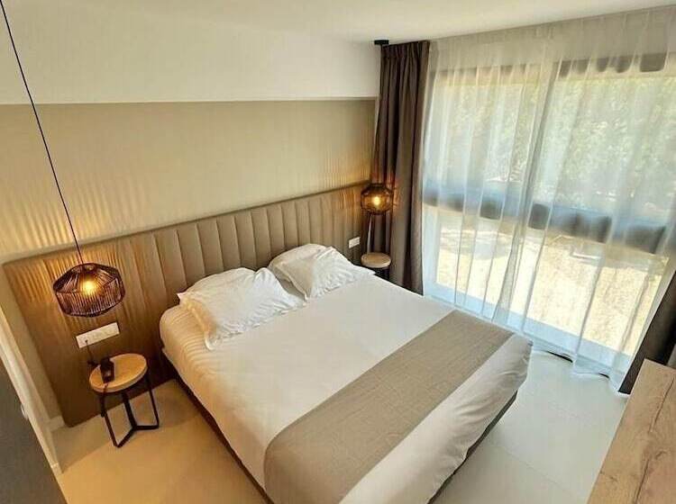 Номер Стандарт, Hôtel Spa Restaurant La Madrague