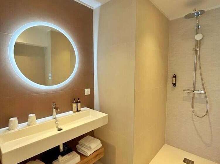 Семейный Номер, Hôtel Spa Restaurant La Madrague