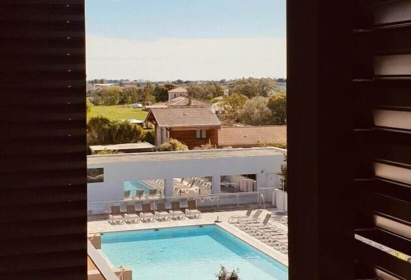 Семейный Номер, Hôtel Spa Restaurant La Madrague