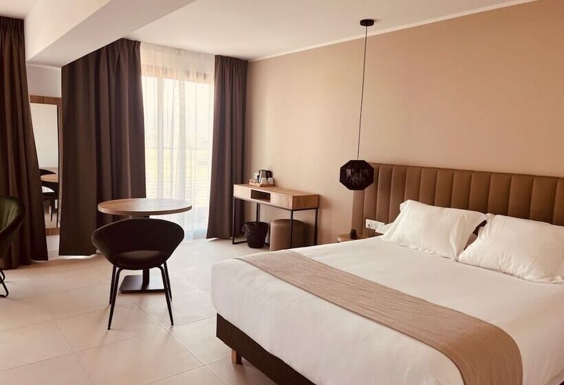 Семейный Номер, Hôtel Spa Restaurant La Madrague