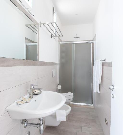 חדר משפחתי, Katina