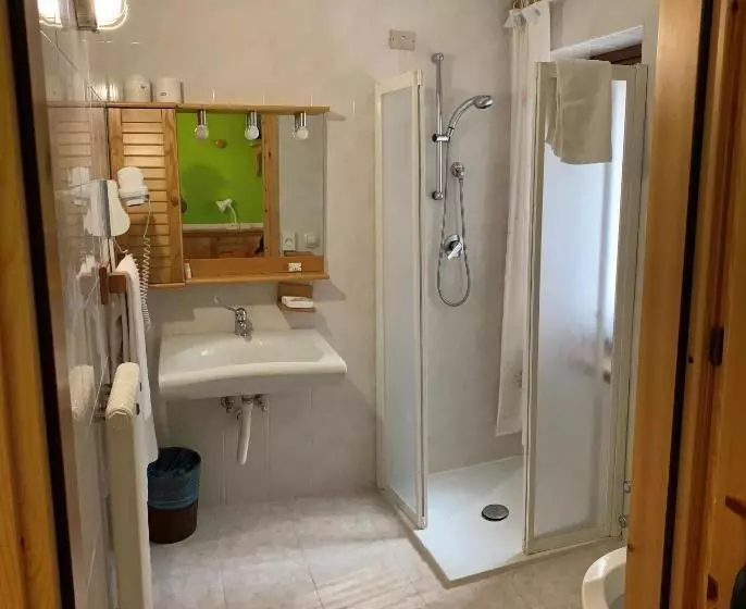 Standard Yhden Hengen Huone, Meuble' Joli