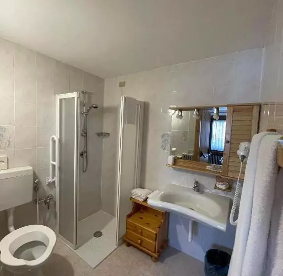 Standard Neljän Hengen Huone, Meuble' Joli