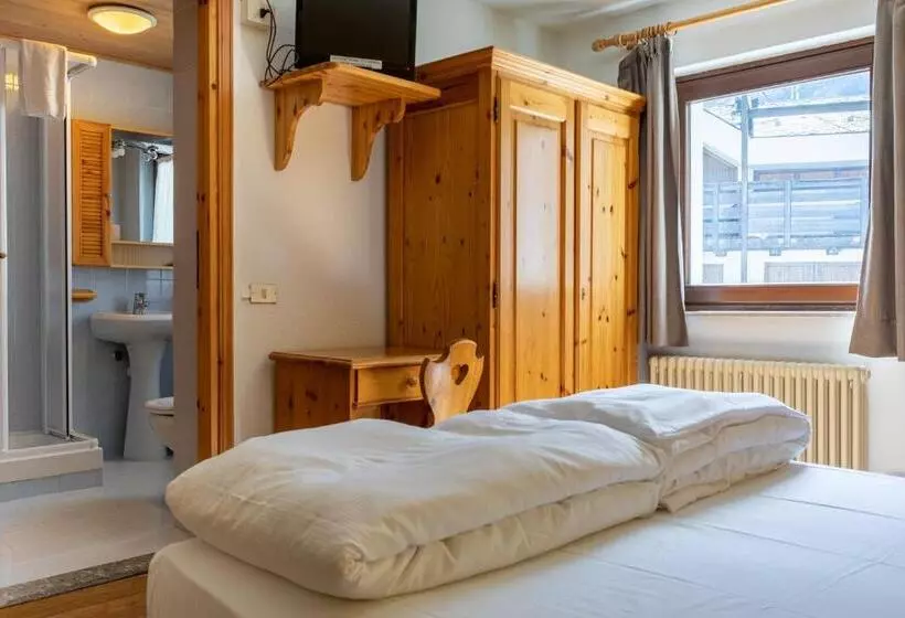 Standard Kolmen Hengen Huone, Meuble' Joli
