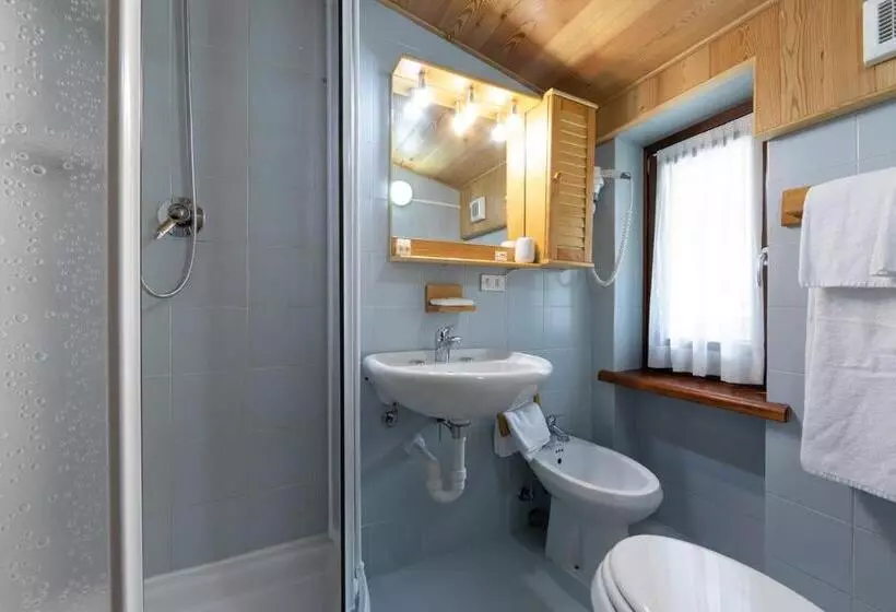 Standard Kolmen Hengen Huone, Meuble' Joli
