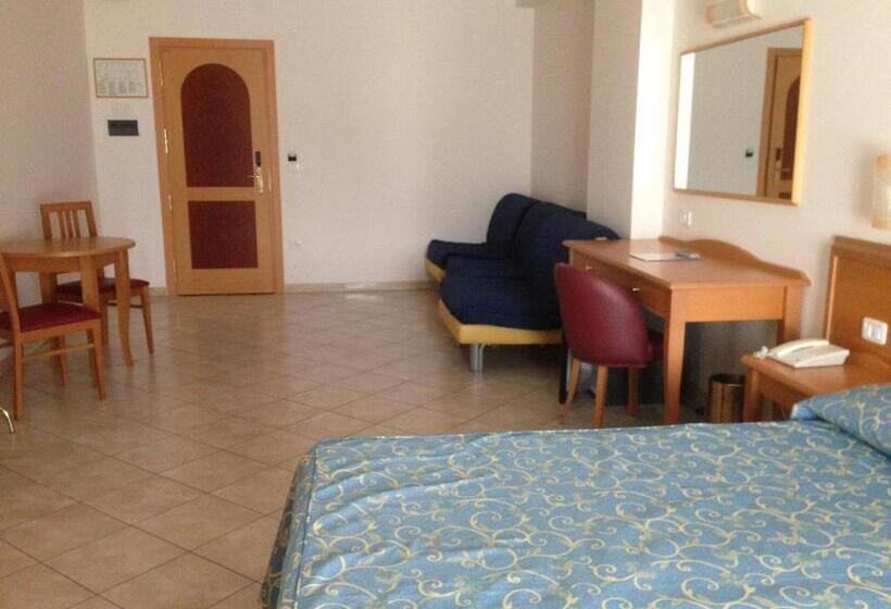 Четырехместный Номер Стандарт, Roses