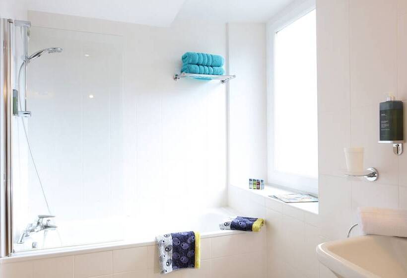 家庭套房, Trinite