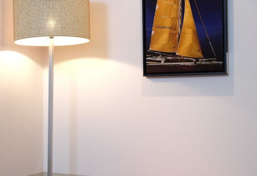 家庭套房, Trinite