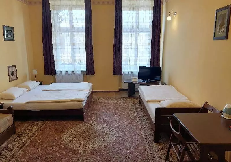 Standard Neljän Hengen Huone, Globtroter Guest House