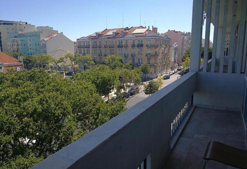 اتاق سوپریور سه تخته, Canada