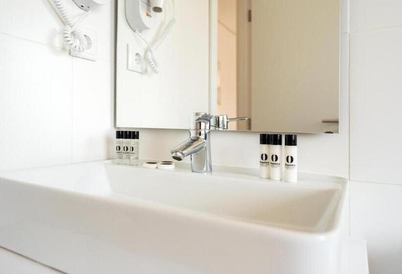 اتاق سوپریور سه تخته, Canada