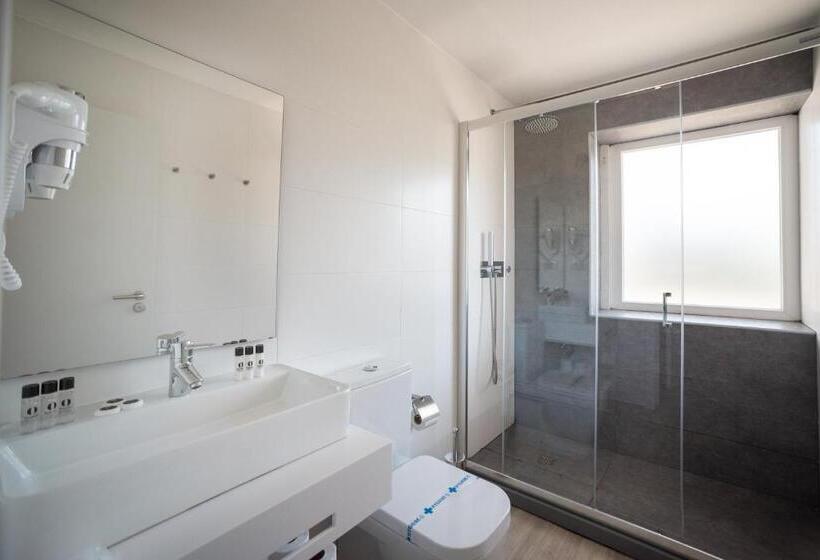 اتاق سوپریور سه تخته, Canada