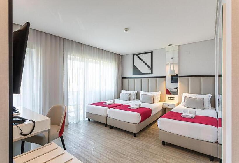 اتاق سوپریور سه تخته, Canada