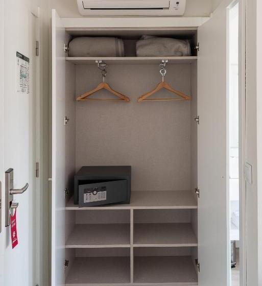 اتاق استاندارد برای معلولان, Canada