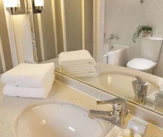 غرفة قياسية ثلاثية, Louvre Bons Enfants