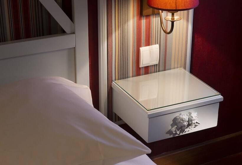 غرفة قياسية ثلاثية, Louvre Bons Enfants