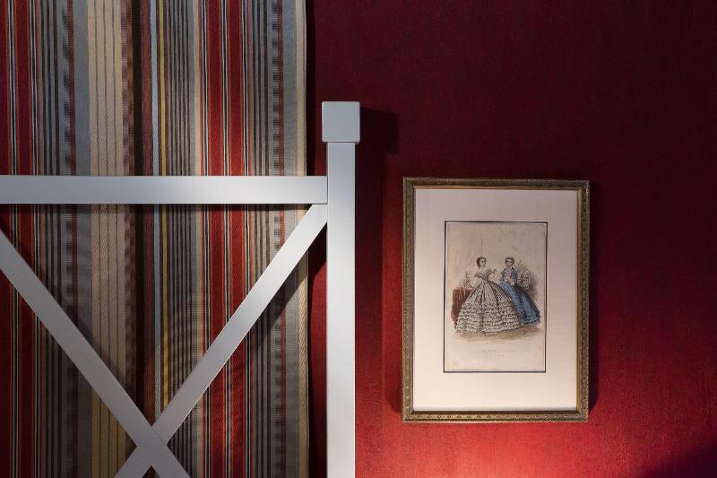 غرفة قياسية ثلاثية, Louvre Bons Enfants