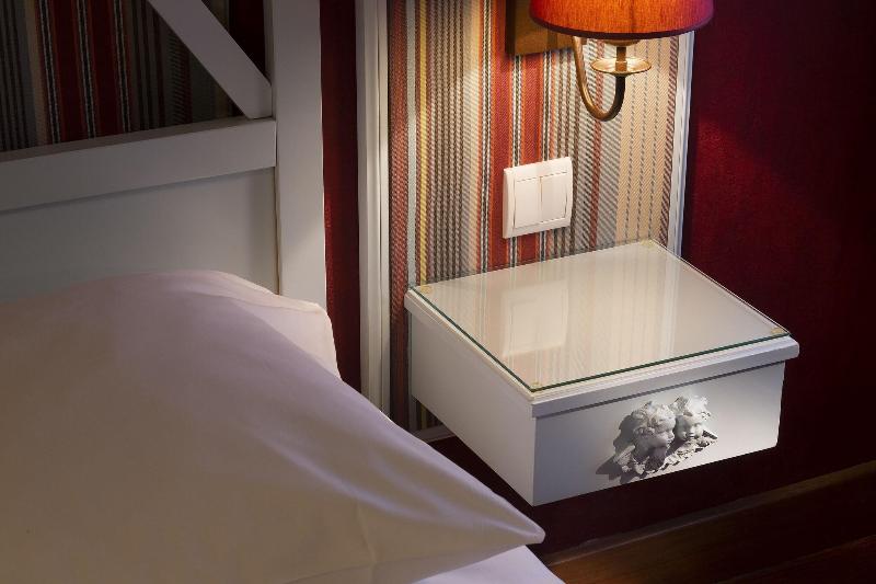 غرفة قياسية, Louvre Bons Enfants