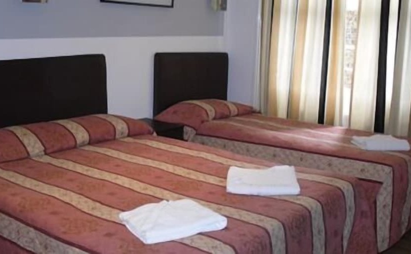 标准三人间, Notting Hill Gate