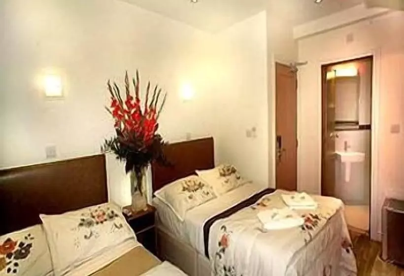 スタンダード4人部屋, Notting Hill Gate