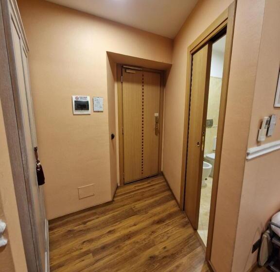 חדר משפחתי, Papavistarelais