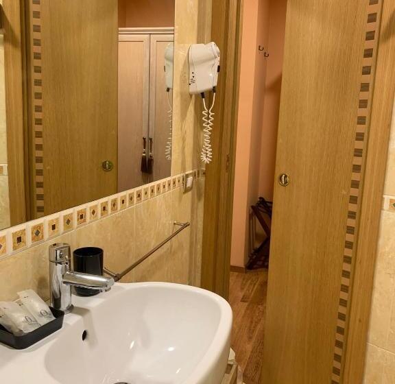 חדר משפחתי, Papavistarelais