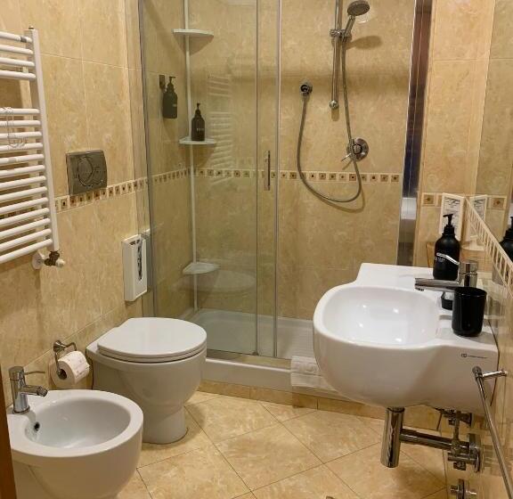 חדר משפחתי, Papavistarelais