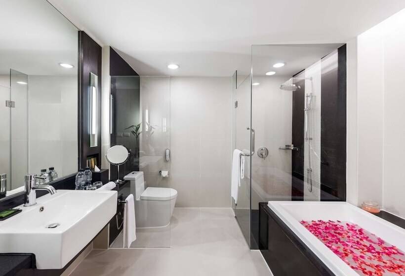 جناح جونيور, Radisson Suites Bangkok Sukhumvit