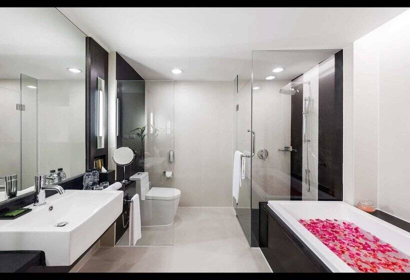 جناح, Radisson Suites Bangkok Sukhumvit