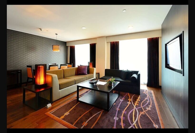 جناح, Radisson Suites Bangkok Sukhumvit