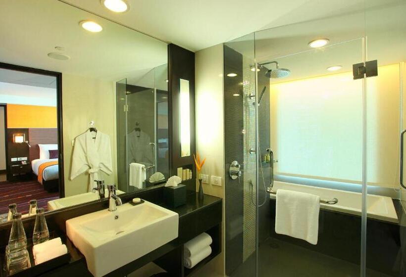 جناح جونيور, Radisson Suites Bangkok Sukhumvit