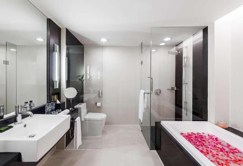 جناح جونيور, Radisson Suites Bangkok Sukhumvit