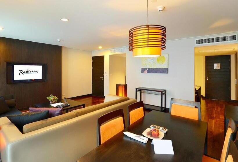 جناح, Radisson Suites Bangkok Sukhumvit