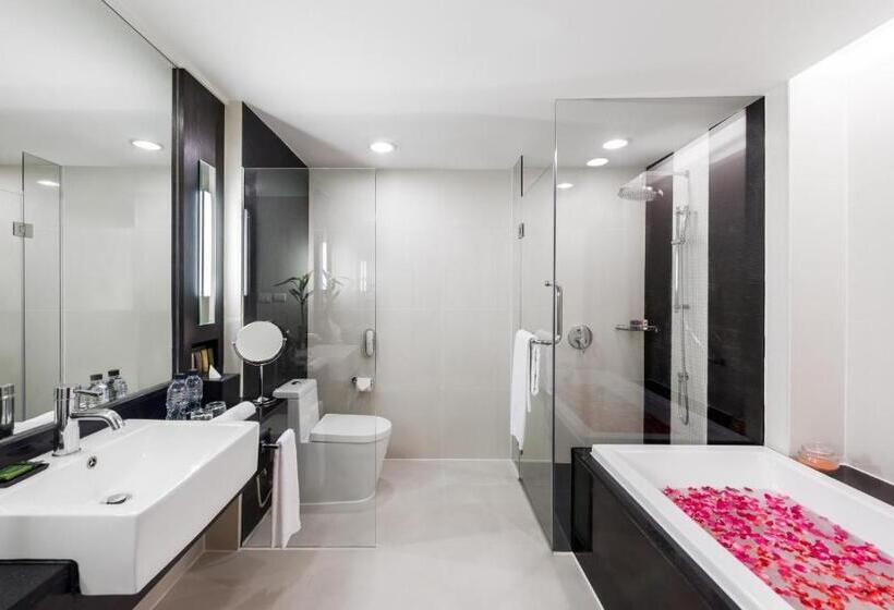 جناح, Radisson Suites Bangkok Sukhumvit