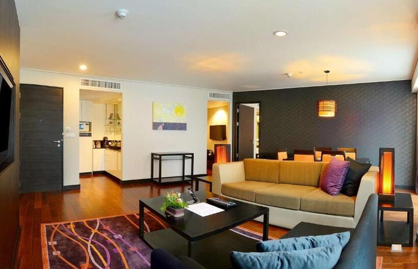 جناح, Radisson Suites Bangkok Sukhumvit