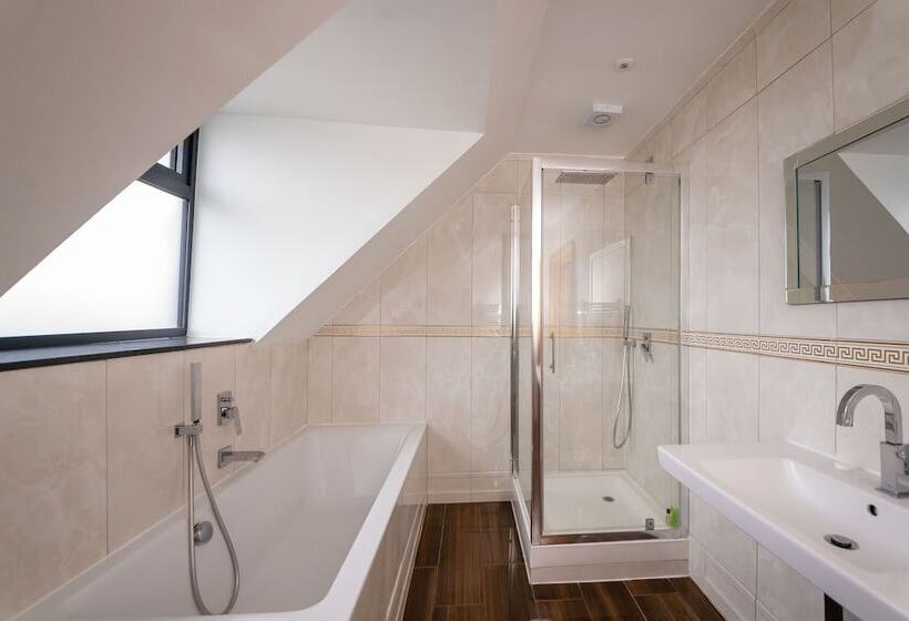 家庭间, Guildford Manor Hotel & Spa