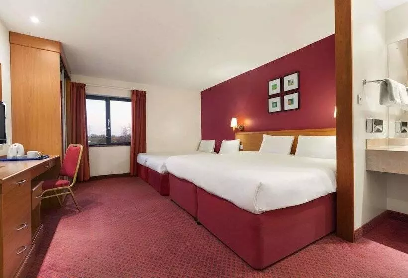 Perhehuone, Days Inn Stevenage North