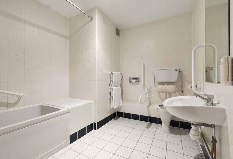 Номер Стандарт Двуспальная Кровать Адаптированный для Инвалидов, Days Inn Stevenage North