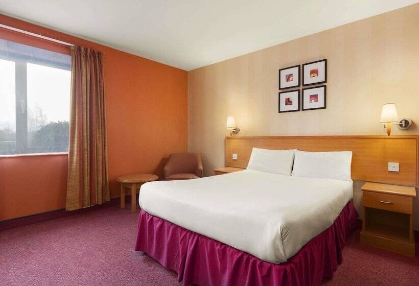 身障者適用ダブルベッド付きスタンダードルーム, Days Inn Stevenage North