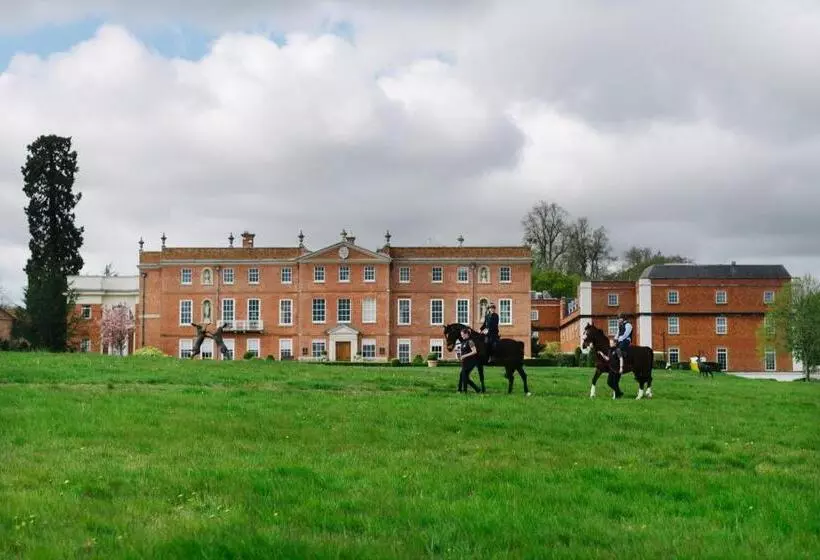 キングサイズベッドのスタンダードルーム, Four Seasons Hotel Hampshire