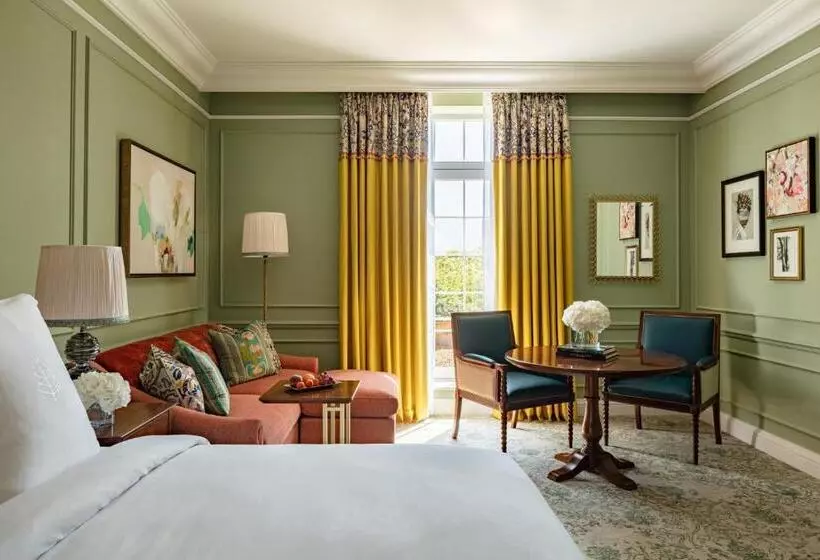 キングサイズベッドのスタンダードルーム, Four Seasons Hotel Hampshire